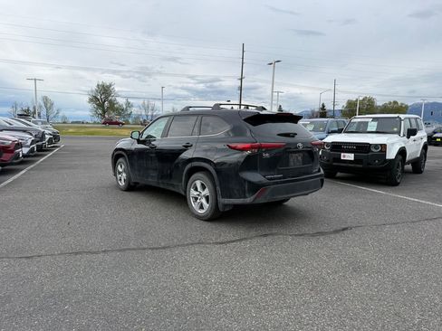 Used 2023 Toyota Highlander LE AWD/4WD image 2