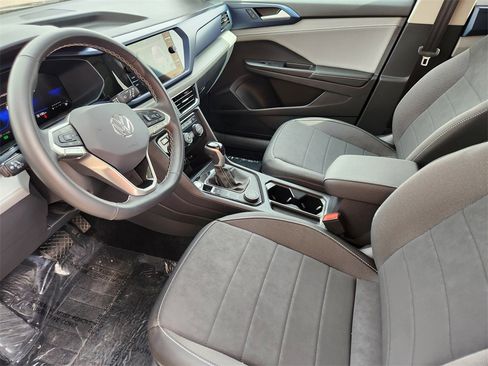 New 2024 Volkswagen Taos SE image 7