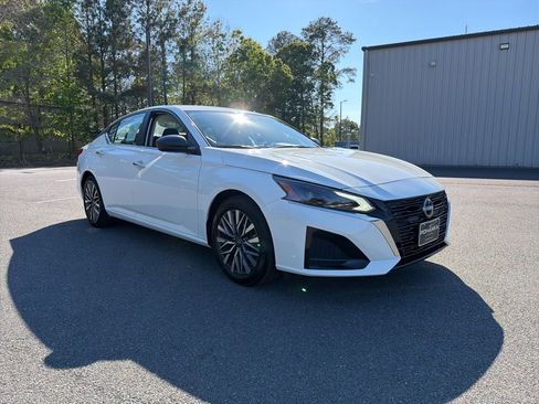 Used 2025 Nissan Altima 2.5 SV FWD image 4