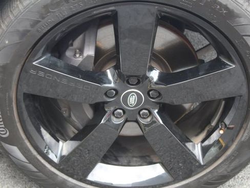 Used 2025 Land Rover Defender 110 X-Dynamic SE image 9