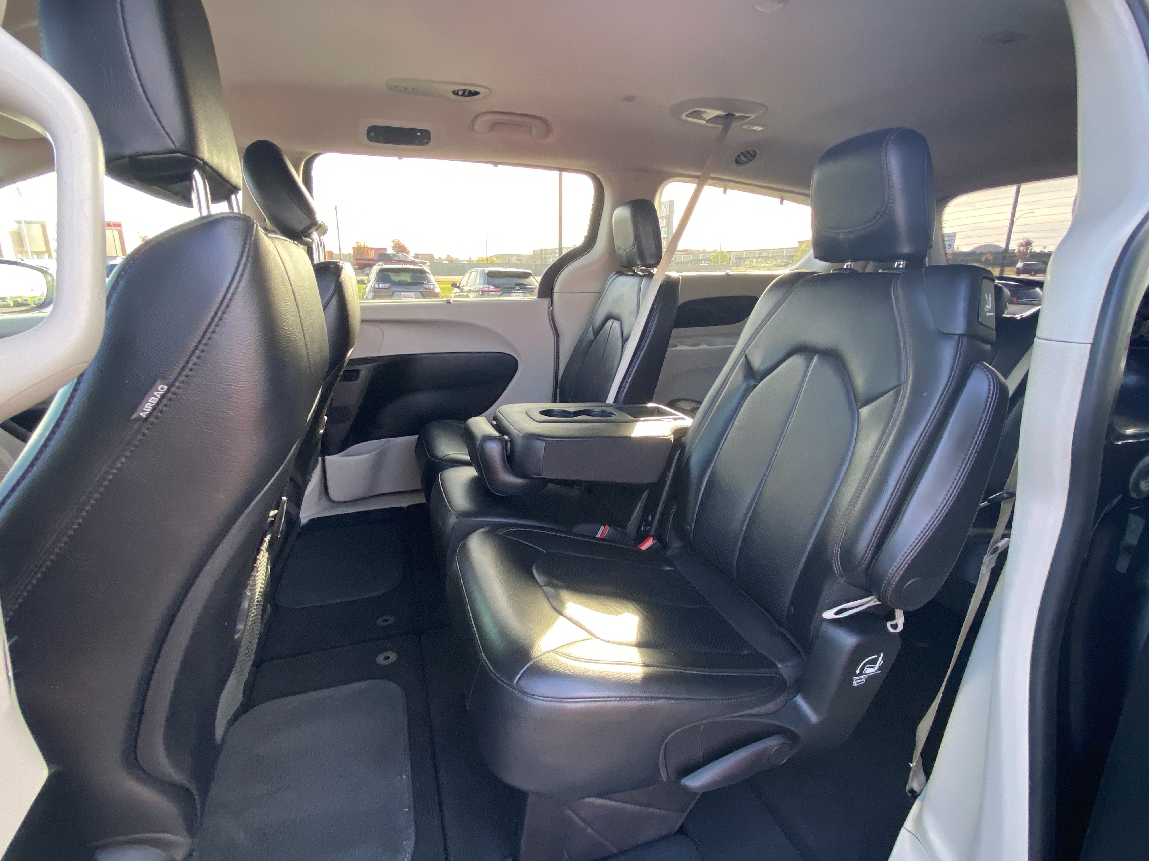 Used 2018 Chrysler Pacifica Touring-L FWD image 6