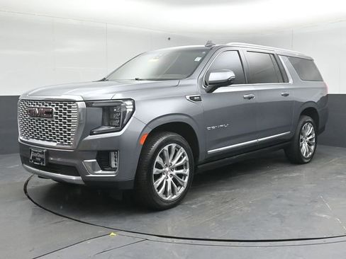 Used 2022 GMC Yukon XL Denali w/ Denali Premium Package image 3