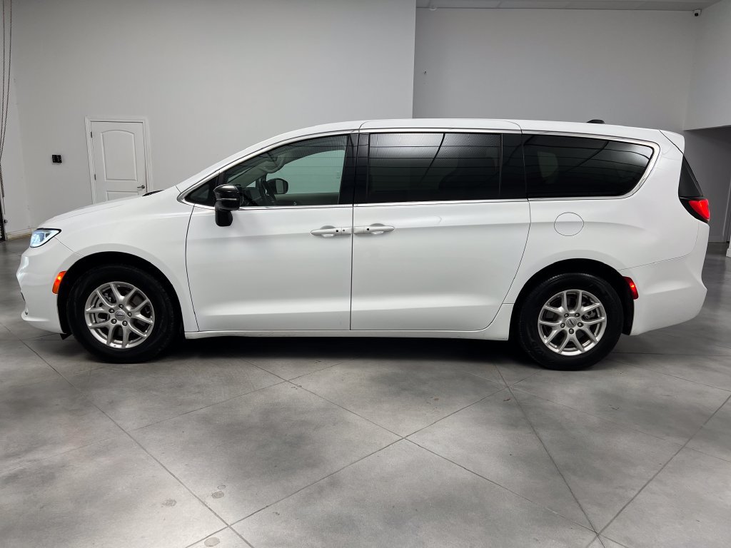 Used 2024 Chrysler Pacifica Touring-L FWD image 5