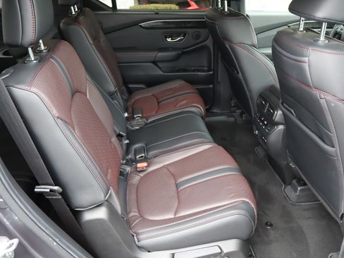 Used 2025 Honda Pilot Black Edition image 39