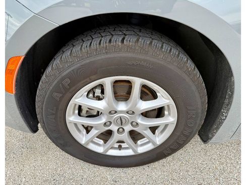 Used 2023 Chrysler Pacifica Touring-L image 9