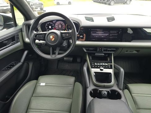 Used 2024 Porsche Cayenne AWD/4WD image 16