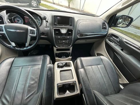 Used 2013 Chrysler Town & Country Touring image 10