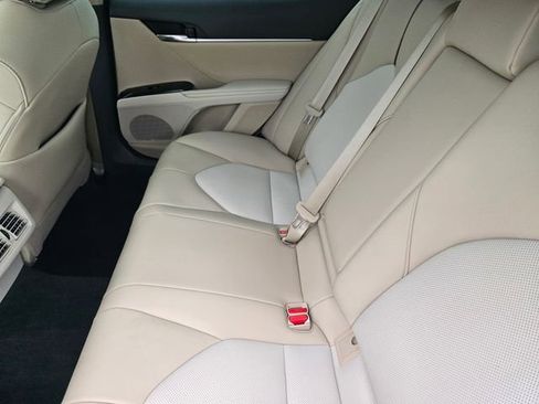 Used 2020 Toyota Camry XLE image 9