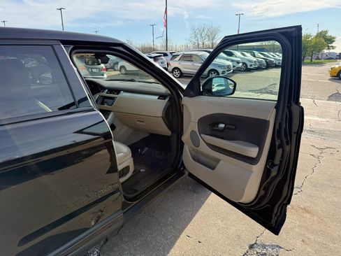 Used 2017 Land Rover Range Rover Evoque SE image 25