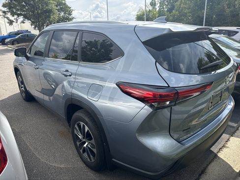 Used 2023 Toyota Highlander XLE FWD image 7