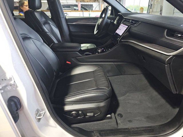 Used 2024 Jeep Grand Cherokee Limited w/ Luxury Tech Group II AWD/4WD image 10
