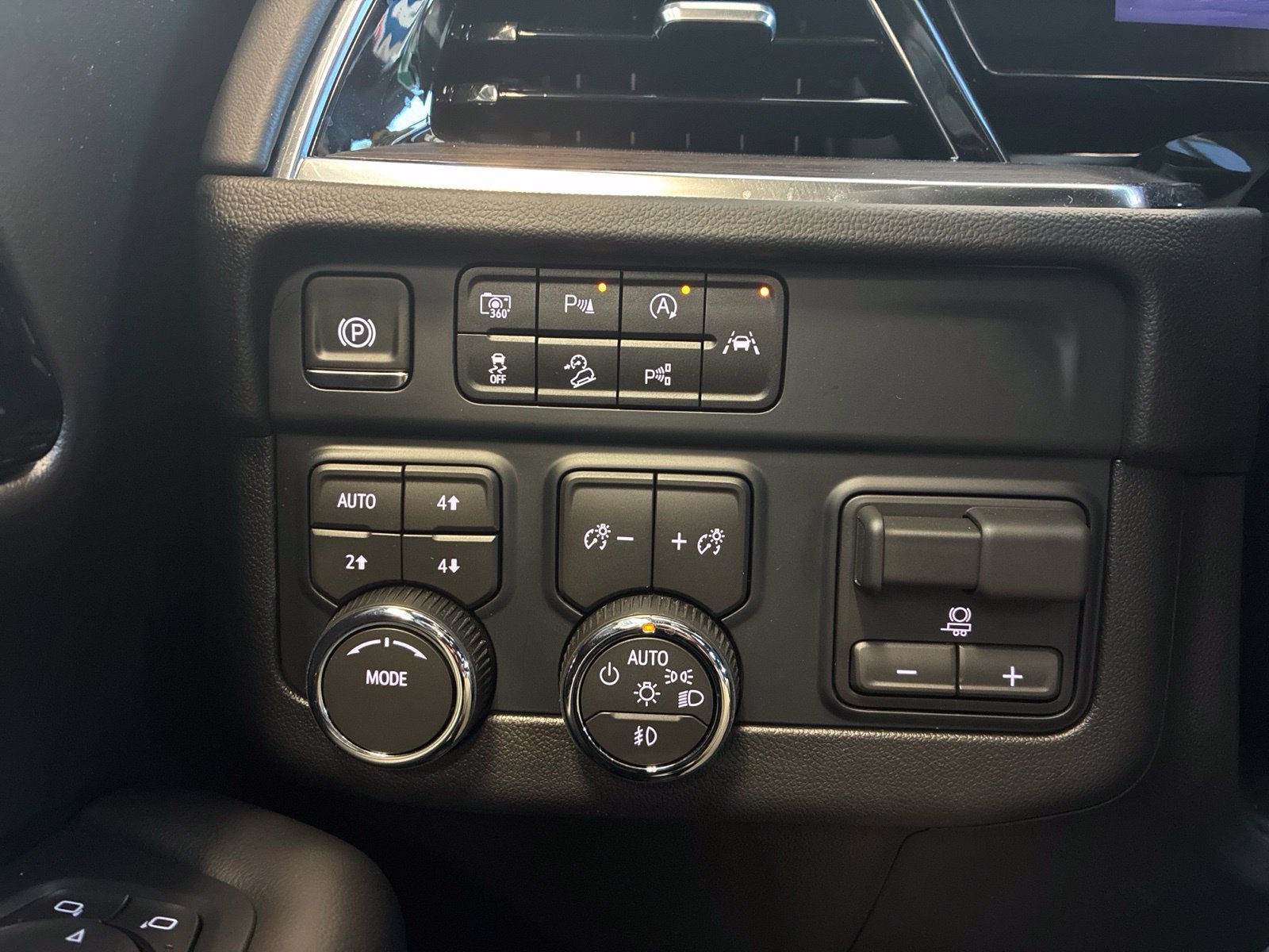 Used 2026 Chevrolet Suburban Z71 w/ Sun And Tow Package AWD/4WD image 17