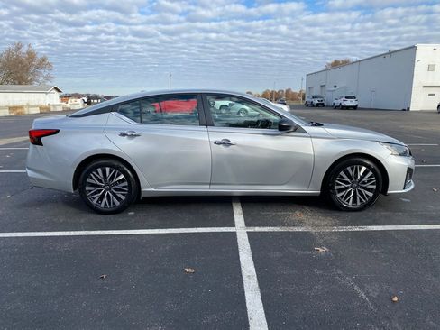 Used 2024 Nissan Altima 2.5 SV image 8