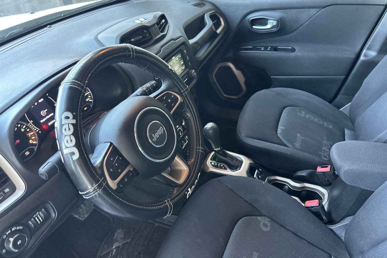 Used 2016 Jeep Renegade Latitude FWD image 10