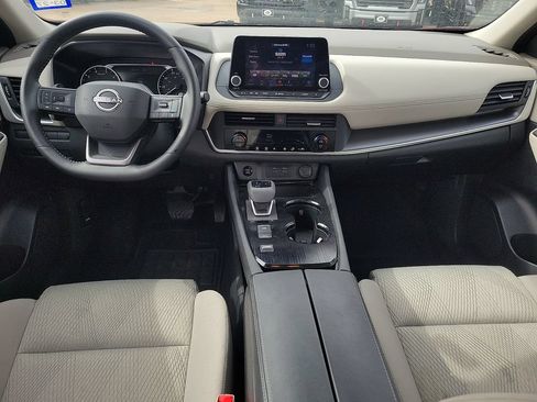 Used 2025 Nissan Rogue SV FWD image 17