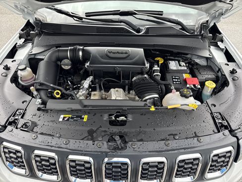 Used 2025 Jeep Compass Latitude AWD/4WD image 31
