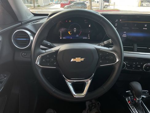 Used 2025 Chevrolet Trax LT w/ LT Convenience Package FWD image 25