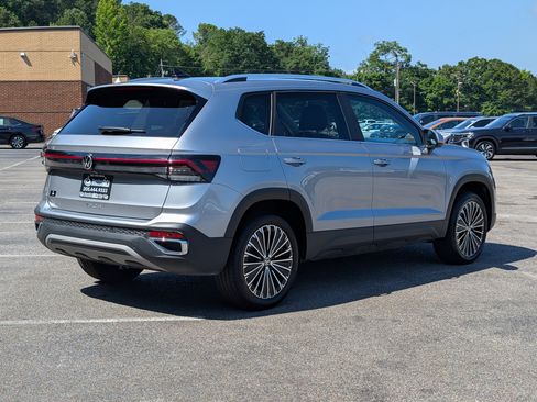 Used 2025 Volkswagen Taos SE w/ Panoramic Sunroof Package FWD image 9