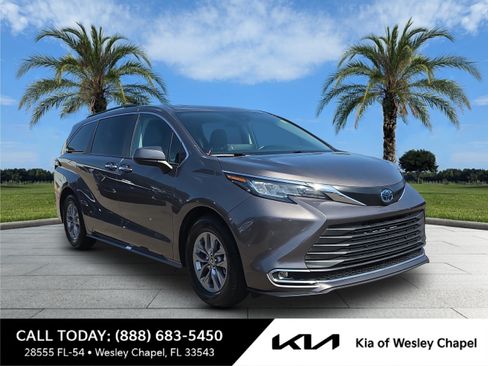 Used 2022 Toyota Sienna XLE FWD image 1