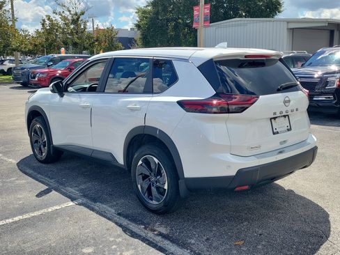 Certified 2025 Nissan Rogue SV FWD image 8