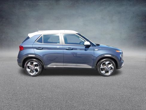 Used 2025 Hyundai Venue Limited FWD image 2