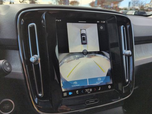 Certified 2024 Volvo XC40 B5 Ultimate w/ Protection Package Premier image 19