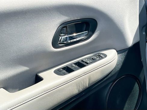 Used 2017 Honda HR-V LX image 17