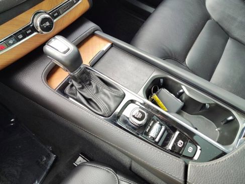 Used 2021 Volvo XC90 T6 Momentum w/ Advanced Package image 15