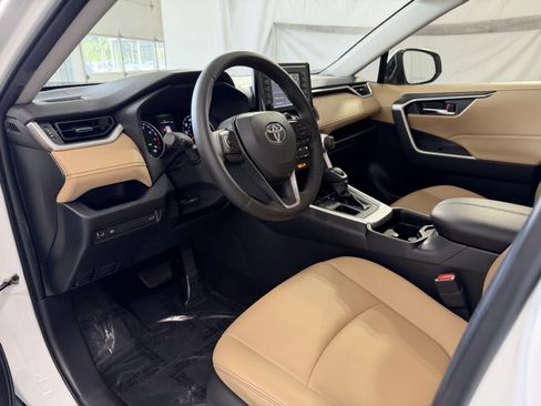Used 2019 Toyota RAV4 XLE Premium FWD image 9