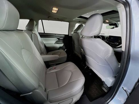 Used 2024 Toyota Highlander XLE image 28