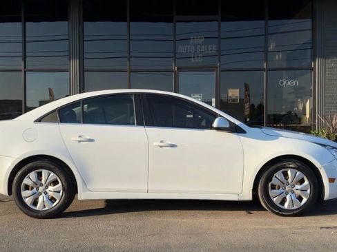 Used 2015 Chevrolet Cruze LT image 2