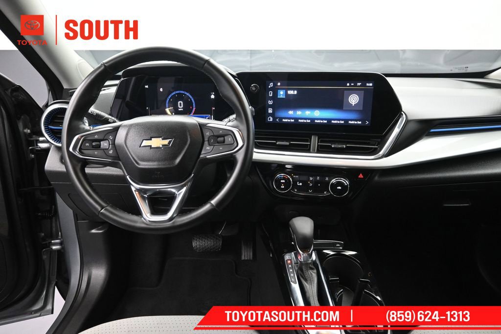 Used 2025 Chevrolet Trax LT w/ LT Convenience Package FWD image 11