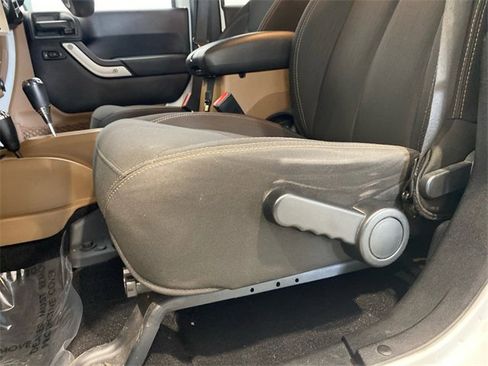 Used 2017 Jeep Wrangler Unlimited Sahara w/ Connectivity Group image 16