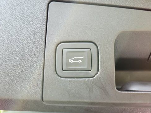 Used 2025 Cadillac XT4 Premium Luxury FWD image 7