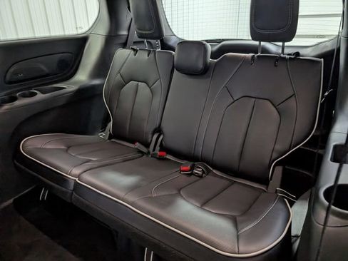Used 2026 Chrysler Pacifica Limited FWD image 10