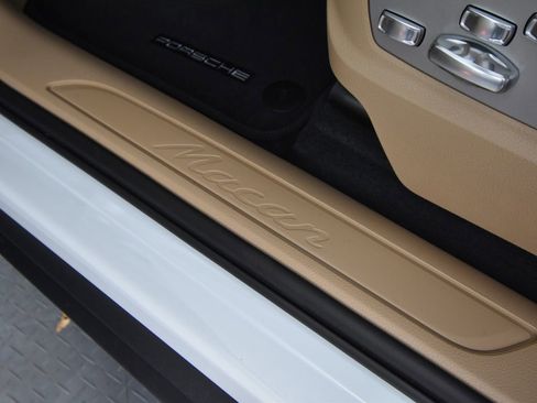 Used 2026 Porsche Macan AWD/4WD image 17