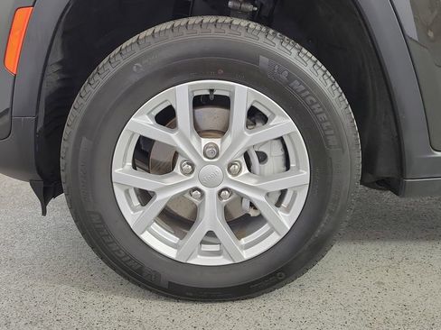 Used 2023 Jeep Grand Cherokee Limited w/ Trailer Tow Prep Group (B) AWD/4WD image 9