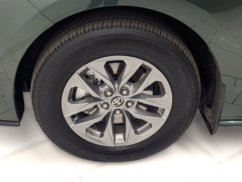 Used 2025 Toyota Sienna LE image 9