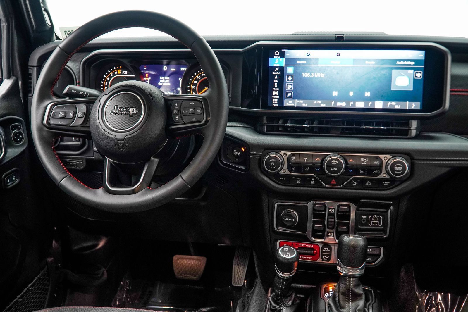 Used 2024 Jeep Gladiator Rubicon w/ Technology Group AWD/4WD image 24