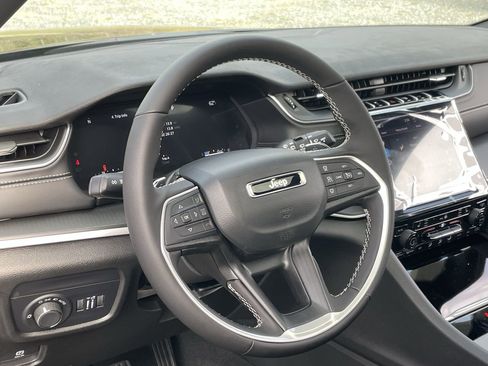 New 2025 Jeep Grand Cherokee Altitude image 14