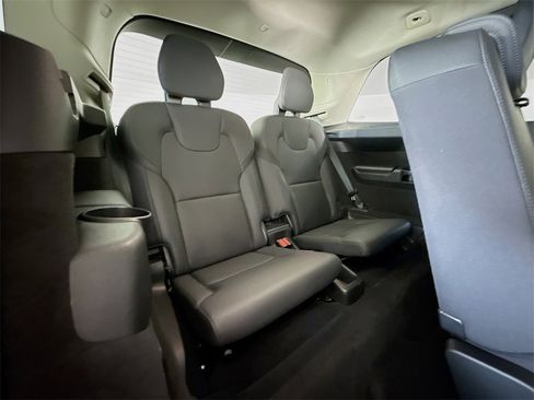 Certified 2025 Volvo XC90 B6 Plus image 28