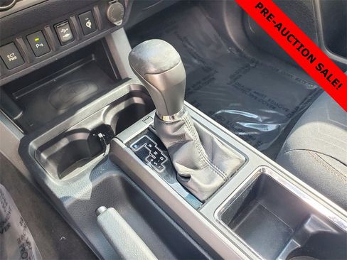 Used 2017 Toyota Tacoma TRD Sport image 32