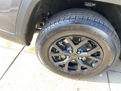 Used 2024 Jeep Grand Cherokee L Laredo image 30