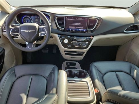 Used 2024 Chrysler Pacifica Touring-L image 11