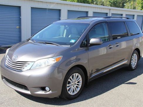 Used 2016 Toyota Sienna XLE w/ XLE Navigation Package FWD image 2
