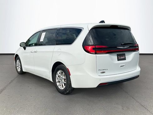 Certified 2023 Chrysler Pacifica Touring-L FWD image 5