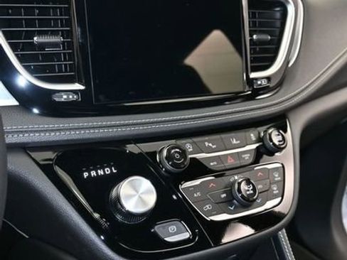 New 2026 Chrysler Pacifica Limited w/ Uconnect Theater Family Group image 21