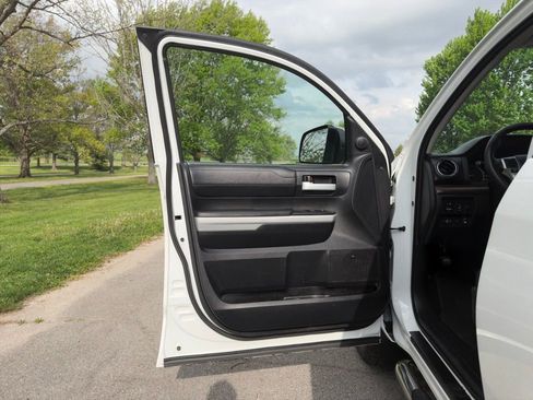 Used 2019 Toyota Tundra Limited w/ Limited Premium Package AWD/4WD image 17
