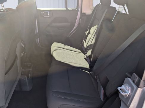 Used 2019 Jeep Wrangler Unlimited Sahara image 11