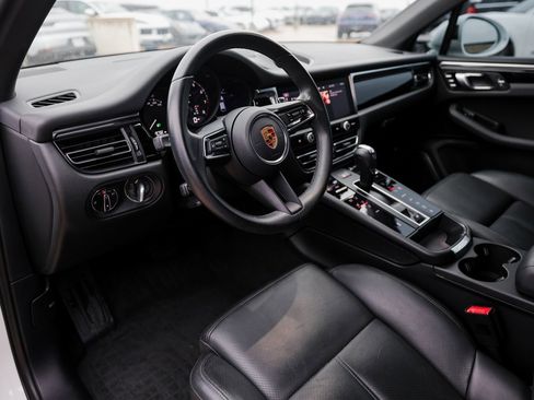 Certified 2023 Porsche Macan image 4
